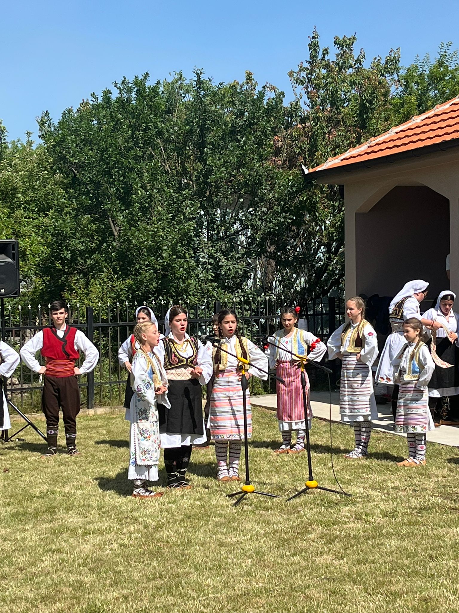 ,,Светим корацима кроз дух предака"