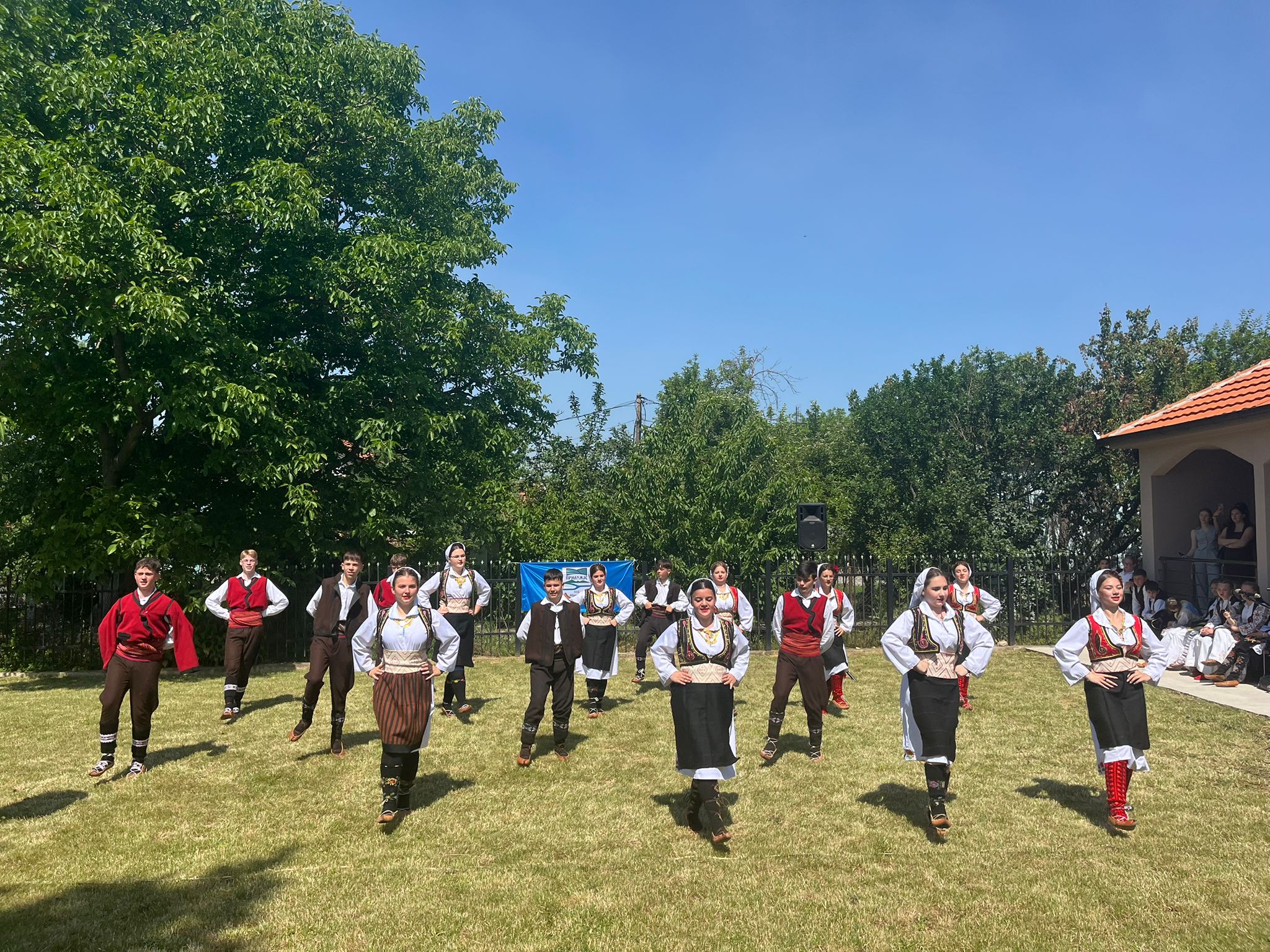 ,,Светим корацима кроз дух предака"